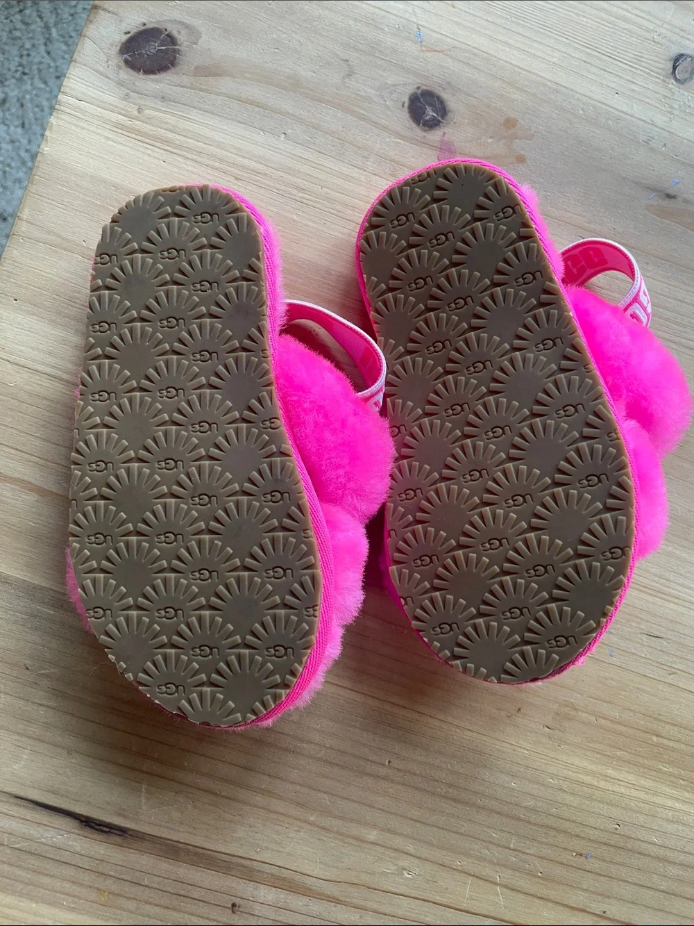 NEW UGG Bright Pink Fluff Slide Sandals with Logo Heel Strap 9